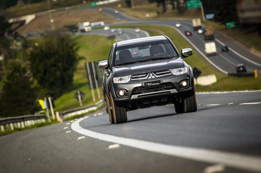  Mitsubishi L200 Triton HLS Chrome Edition 2015 года  (фото 11 из 24)